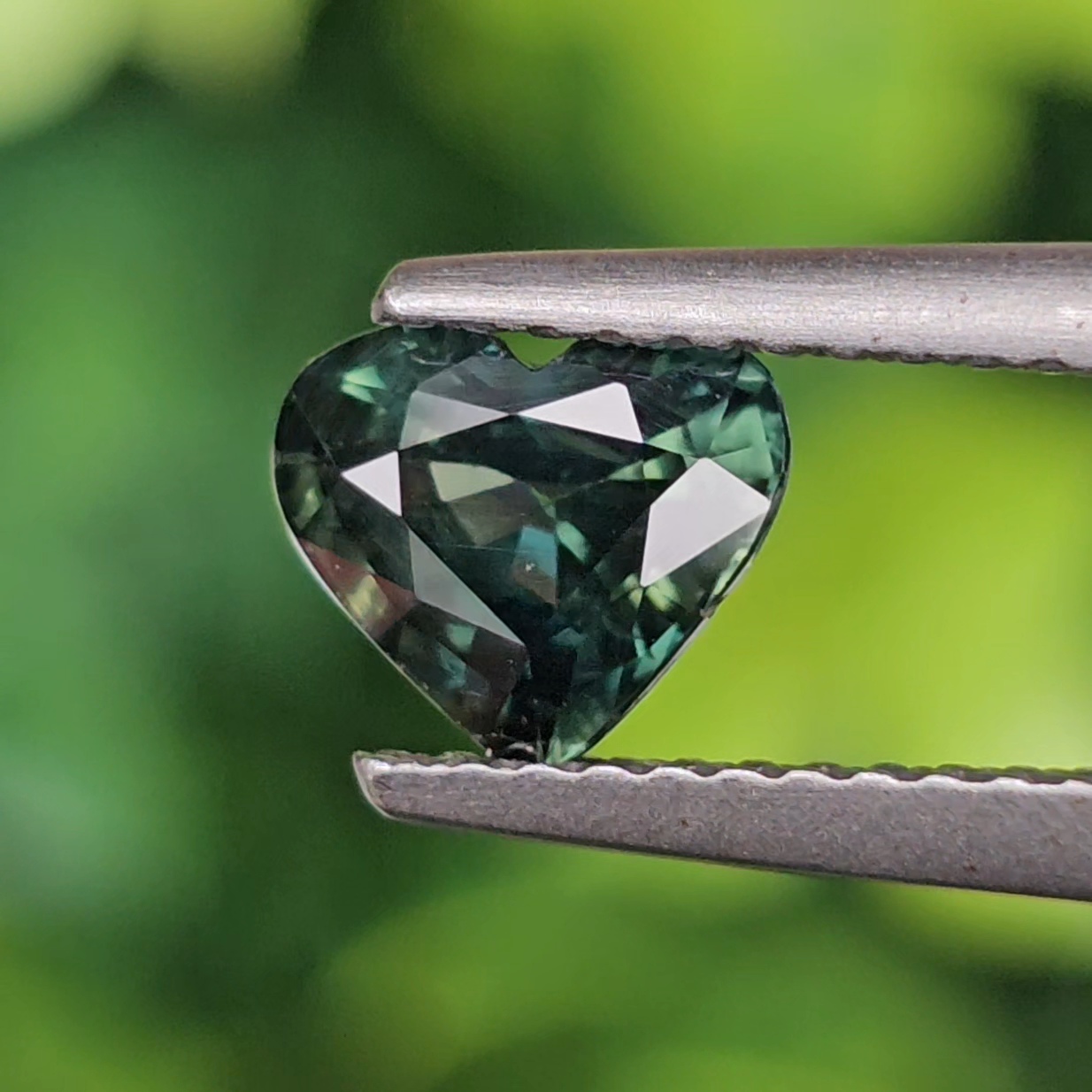 พลอย เขียวส่อง Green Sapphire 1.11 กะรัต (Cts.) พลอยแท้ อัญมณีมงคลประจําวันเกิด เครื่องประดับพลอย