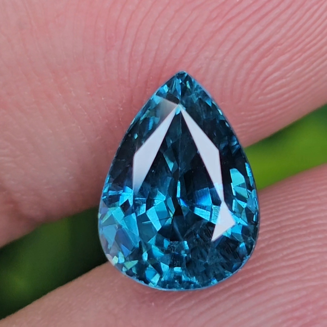 พลอย เพทาย (Zircon) 5.55 กะรัต (Cts.) พลอยแท้ อัญมณีมงคลประจําวันเกิด เครื่องประดับพลอย