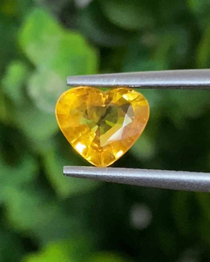 พลอย บุษราคัม Yellow Sapphire 1.34 กะรัต (Cts.) พลอยแท้ อัญมณีมงคลประจําวันเกิด เครื่องประดับพลอย