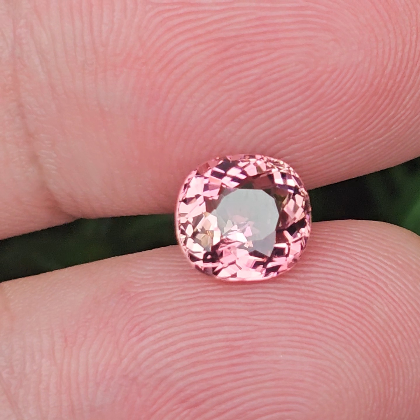 พลอย ทัวร์มาลีน Tourmaline 1.97 กะรัต (Cts.) พลอยแท้ อัญมณีมงคลประจําวันเกิด เครื่องประดับพลอย