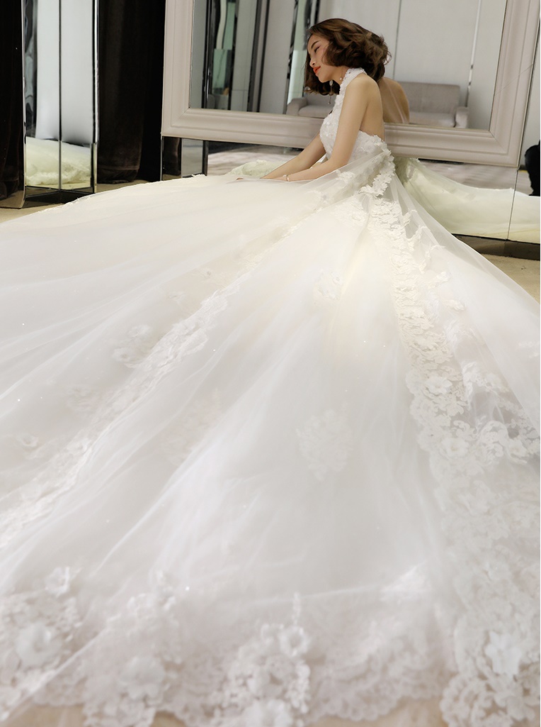 ชุดแต่งงาน คล้องคอ หางยาว เชือกผูกหลัง