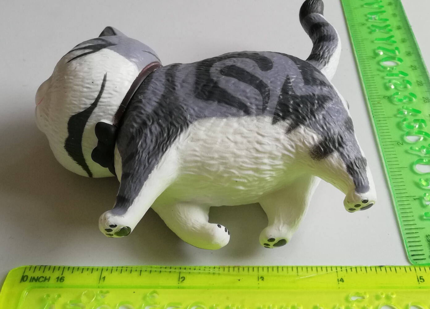 โมเดล "แมวอ้วน Cat Bells" ตัวเทาเข้มลายดำท้องขาว ขนาดตามภาพ