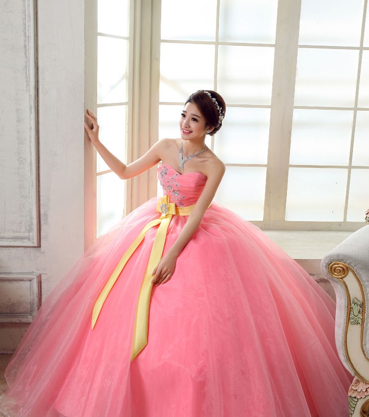 พร้อมเช่า ชุดแฟนซี ชุดราตรียาว สีโอรส เกาะอก ผูกโบว์คาดเอว กระโปรงพองสวย เชือกผูกหลัง