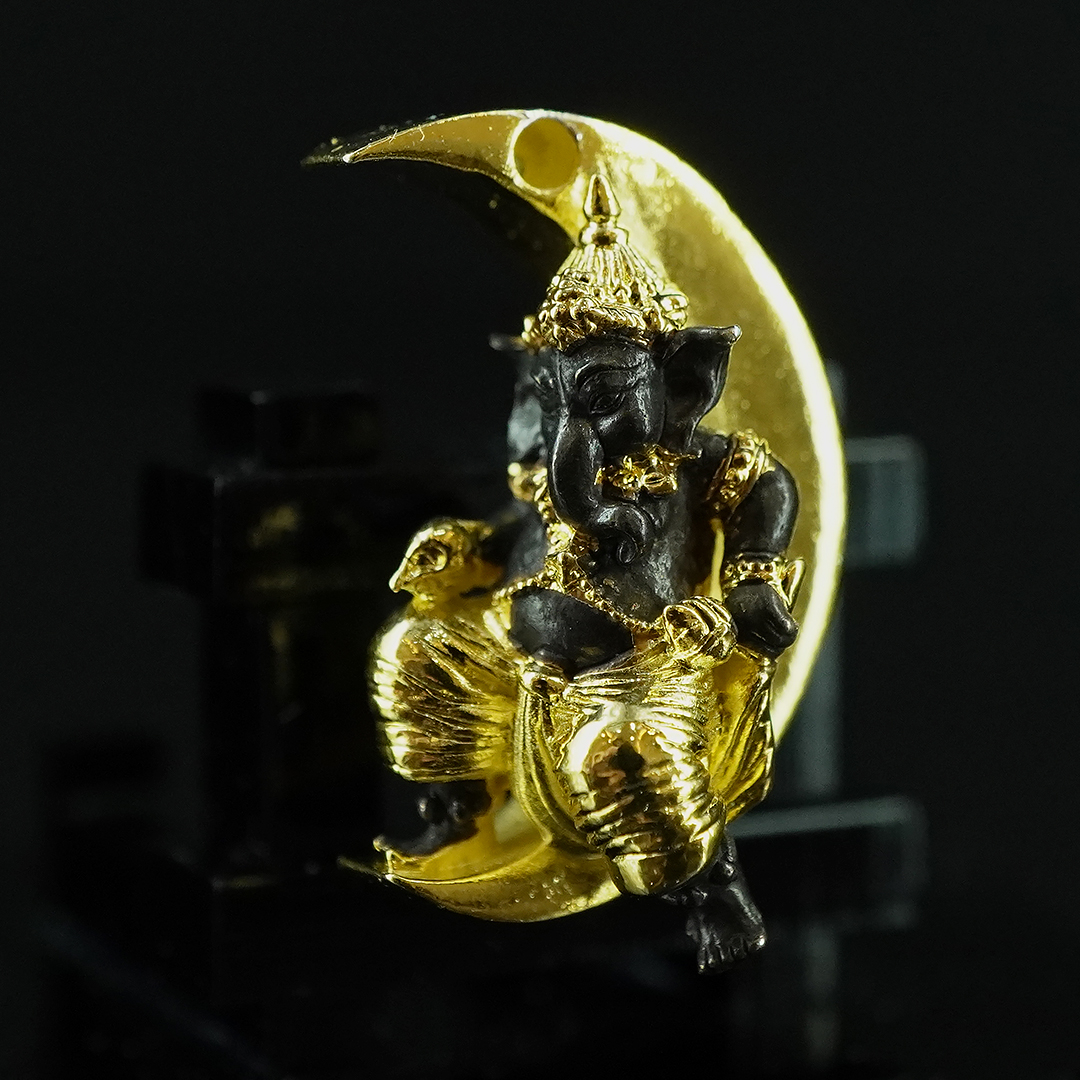 พระพิฆเนศน้อย ประทับจันทร์ รหัส 2 เนื้อรัตนะโลหะชุบทองบางส่วน