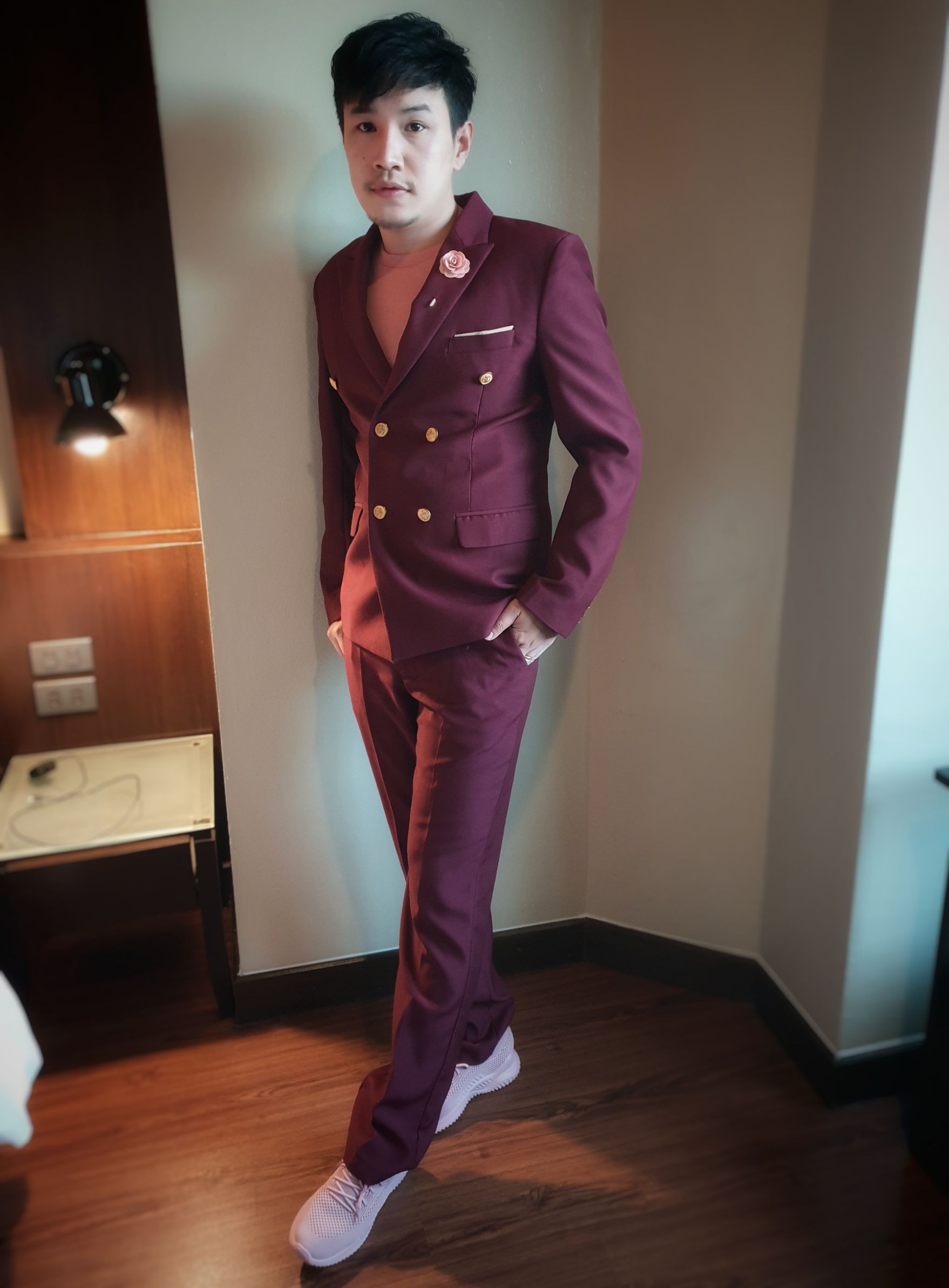 เช่า ชุดสูทชาย สีไวน์แดง สองกระดุม แบบคลาสสิก