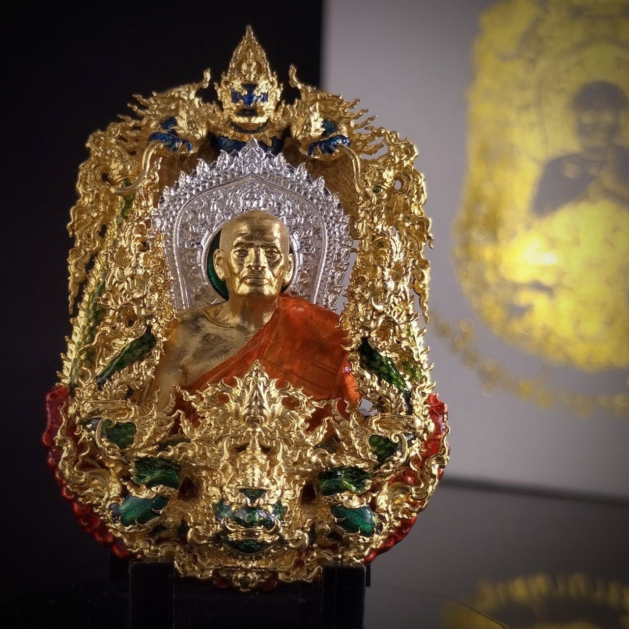 เหรียญเสมาบารมีพลิกชีวิตหลวงพ่อพัฒน์ รหัส 11 บรอนซ์ชุบทองลงยา (พิเศษเลี่ยมกันน้ำให้ฟรี)