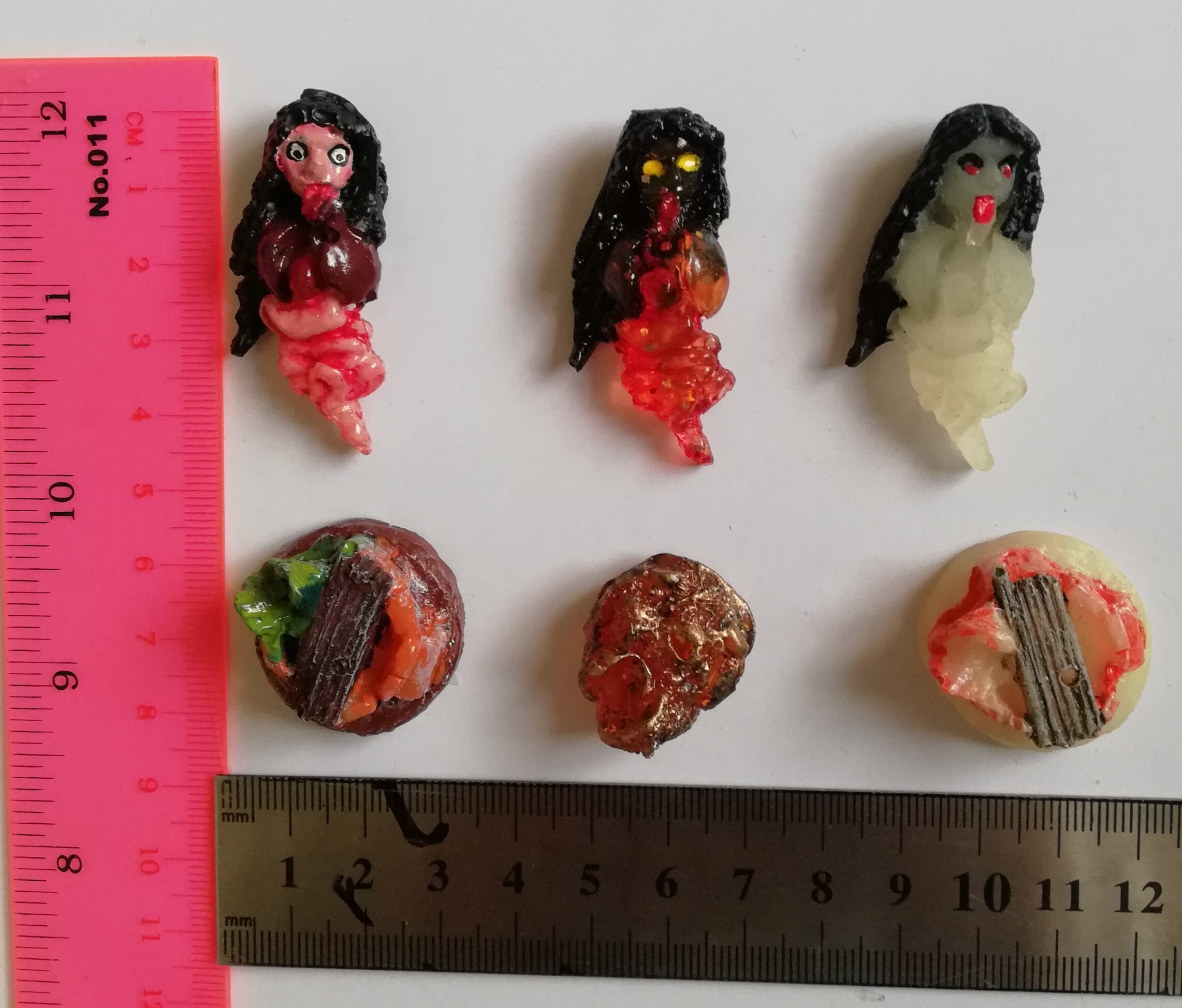 โมเดลผีกระสือ งานแฮนด์เมด 3 เซ็ท: ทำสีเต็ม, เรืองแสง, เล่นแสงไฟ Thailand handmade toy, ghost 3 versions: full colored, glow in the Dark, light through with old traditional toilet and garbage bases