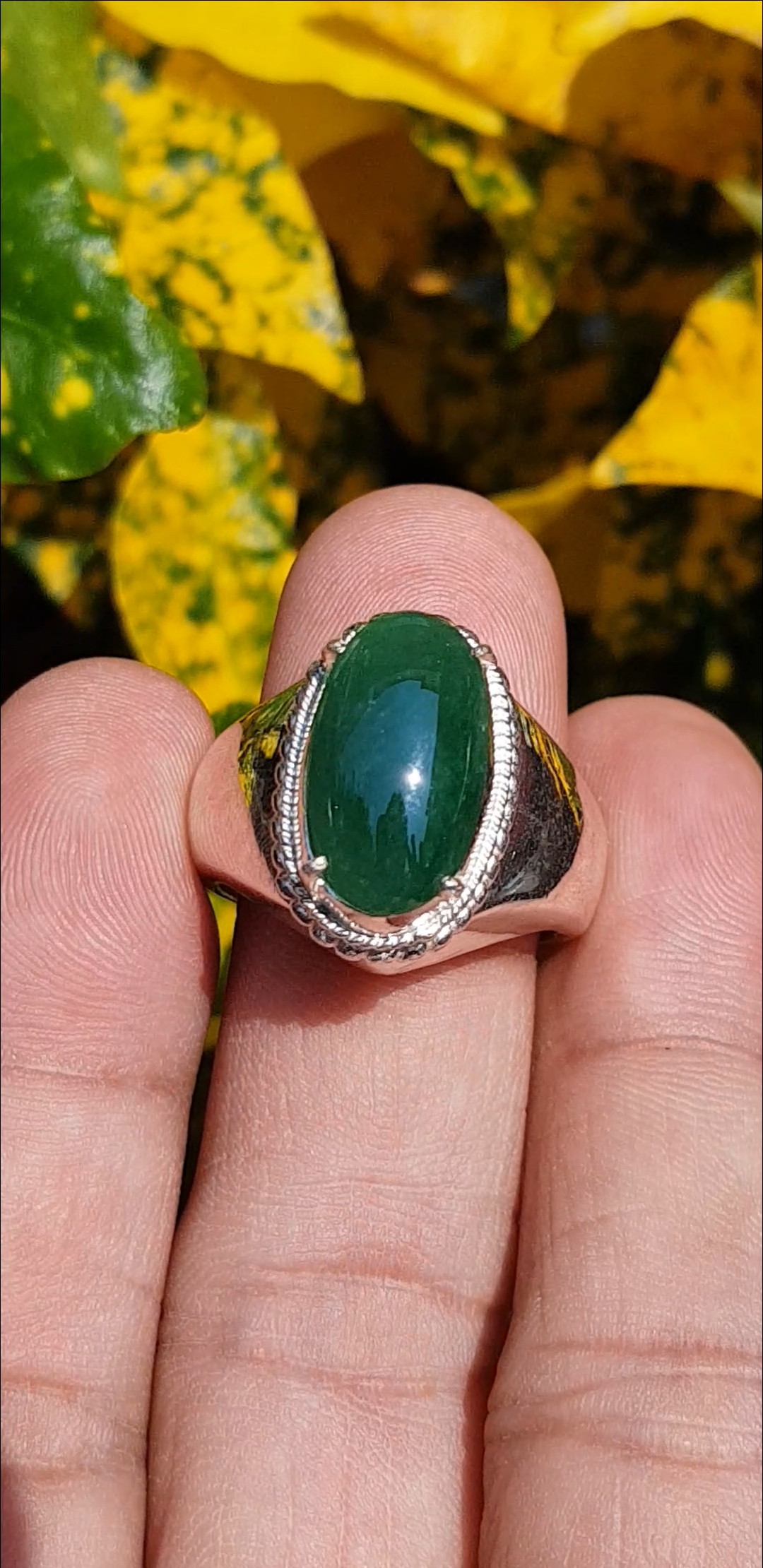 หยก พม่า แท้ Jade แหวนหยก 翡翠戒指 (Jadeite ring) 3.00 กะรัต (Cts.) ดิบ ไม่ผ่านการปรับปรุง (Type A) พม่า (Myanmar)
