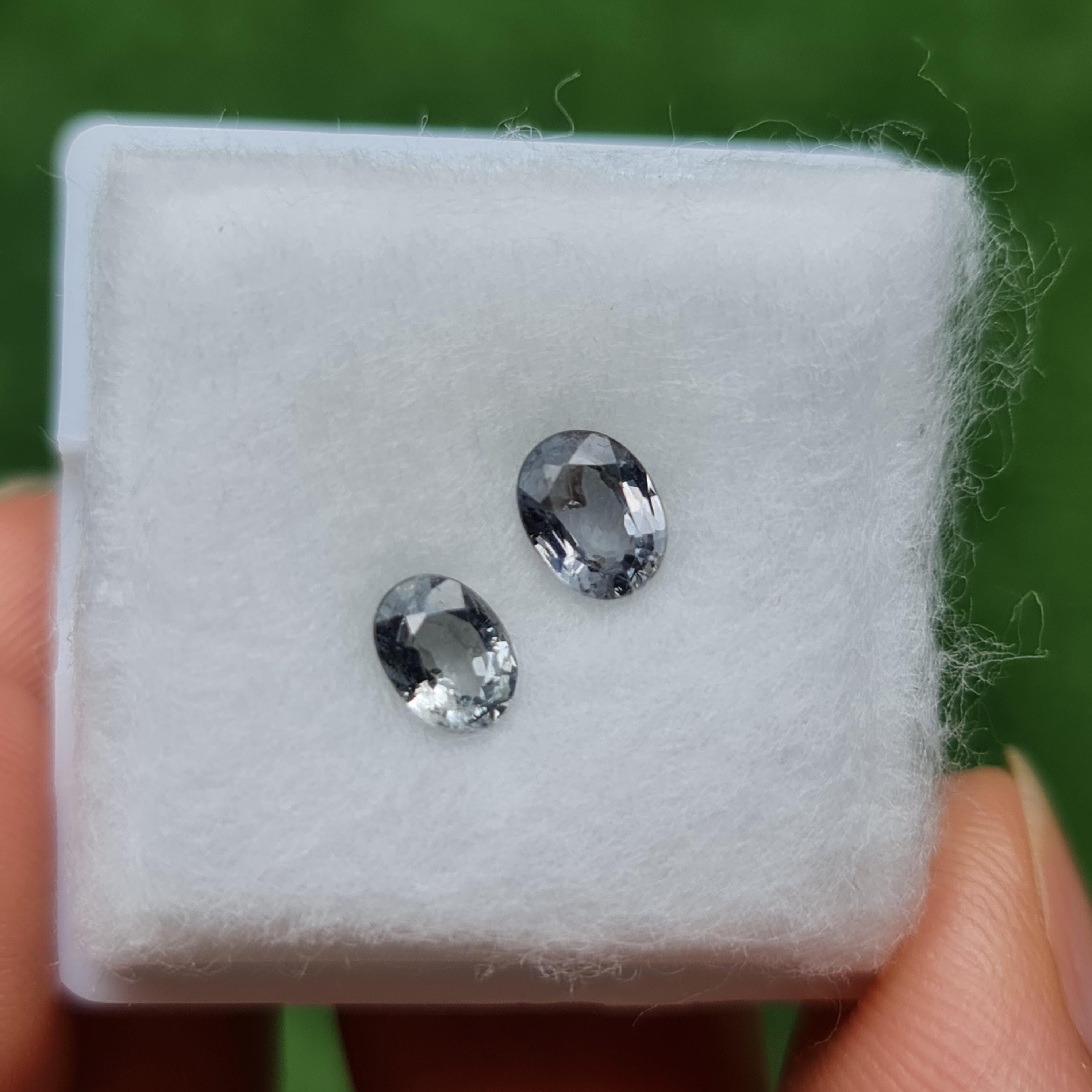 พลอย สปิเนล พม่า Spinel Myanmar 0.90 กะรัต (Cts.) 2 เม็ด พลอยแท้ อัญมณีมงคลประจําวันเกิด เครื่องประดับพลอย