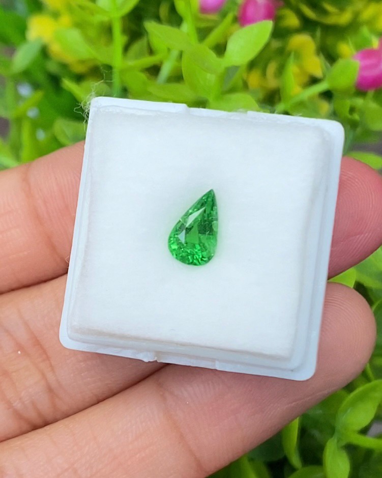 พลอย ซาโวไรท์ Tsavorite Garnet 1.33 กะรัต (Cts.) ดิบ Unheated อัญมณีมงคลประจําวันเกิด เครื่องประดับพลอย