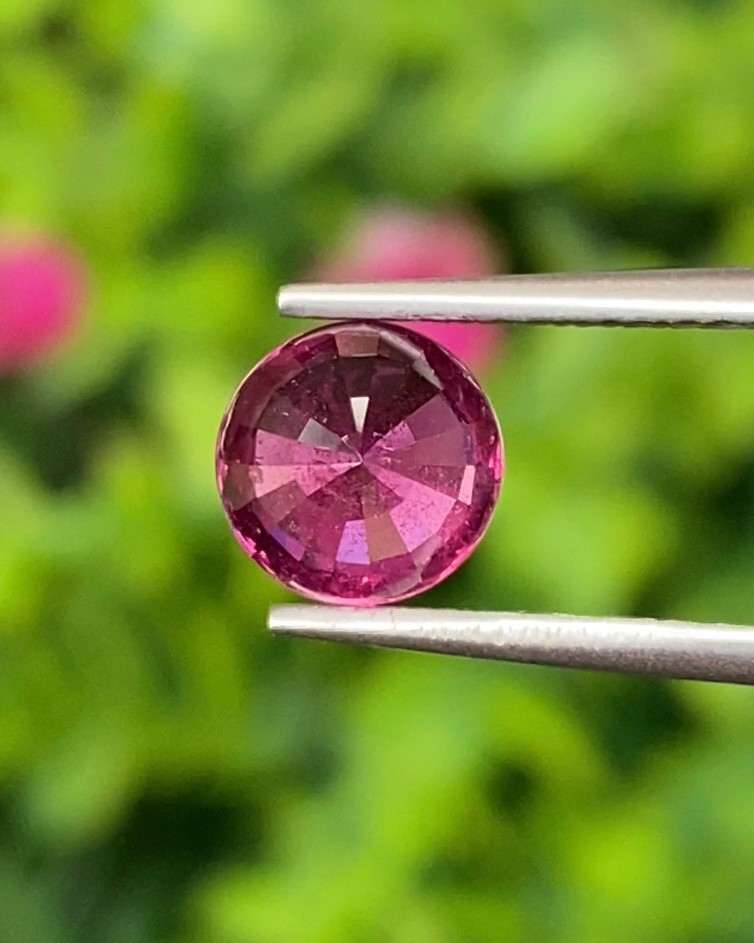 พลอย โรโดไลต์ กาเน็ท Rhodolite Garnet 1.52 กะรัต Cts.พลอยแท้ อัญมณีมงคลประจําวันเกิด เครื่องประดับพลอย