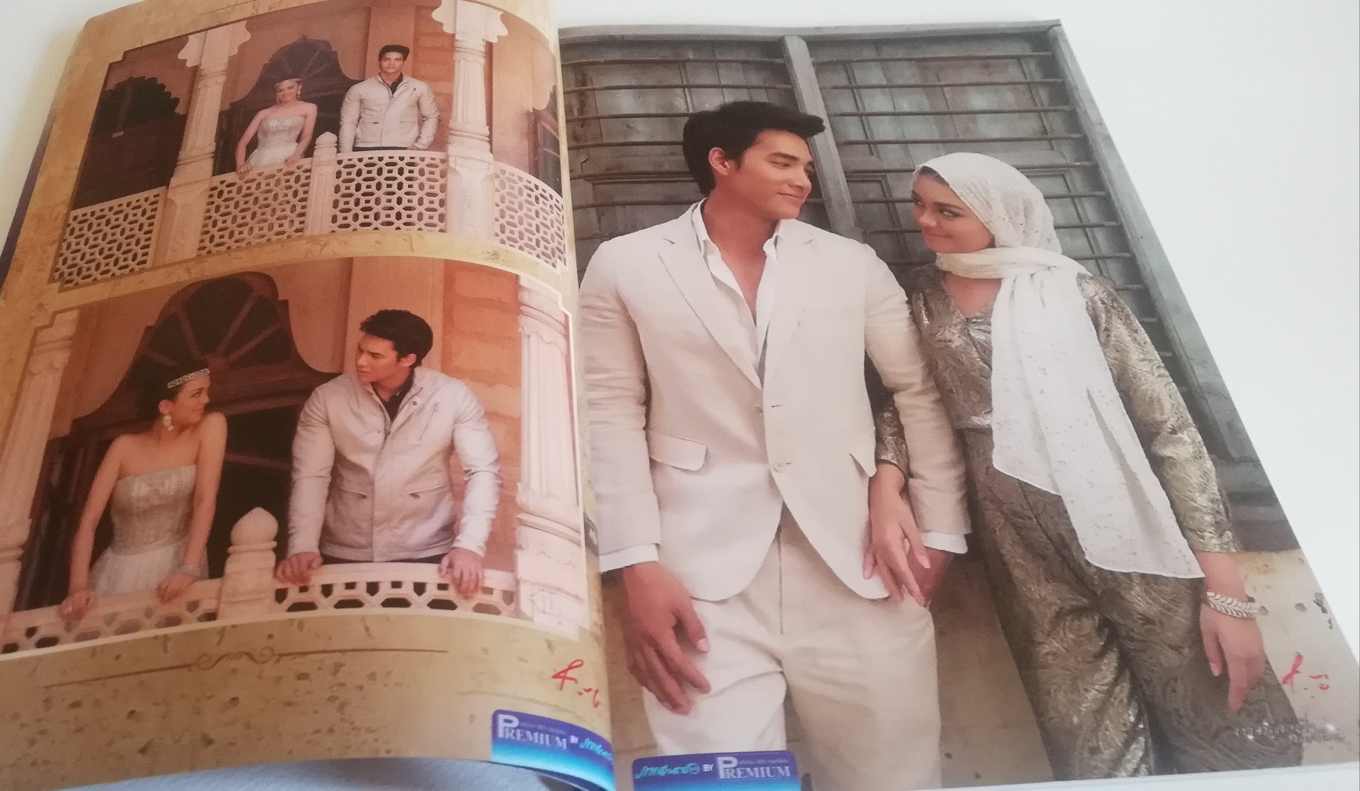 มีหลายภาพ, มุมปกด้านล่าง และด้านในเกือบทุกหน้ามีลายเซ็นต์สีแดงตามภาพ, หนังสือภาพละครช่อง3, ดาวหลงฟ้าภูผาสีเงิน