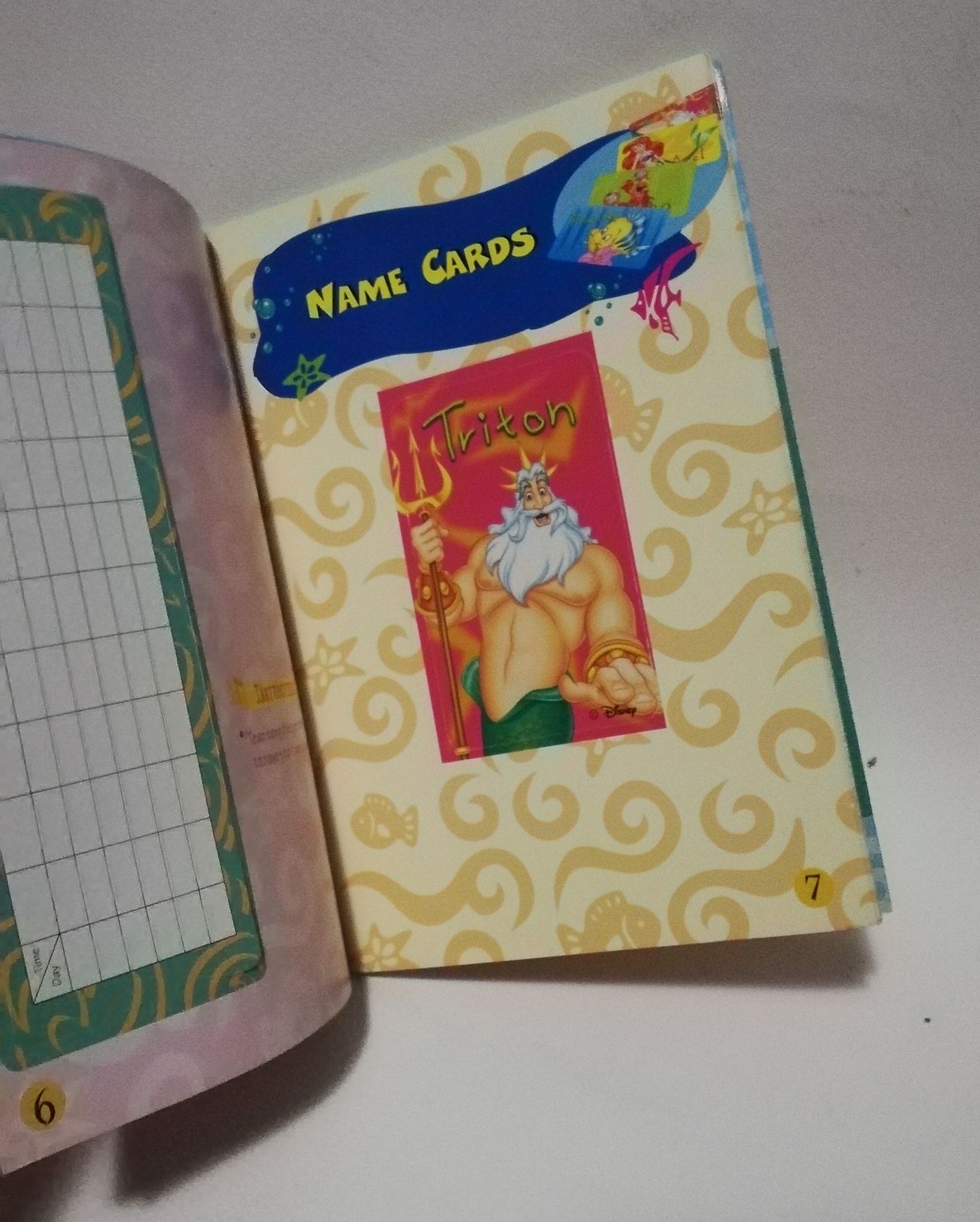 มีหลายภาพ, มีตำหนิ โปรดดูทุกภาพ, สมุดภาพเจ้าหญิงเงือกน้อยแอเรียล, the Little Mermaid ขนาด 19 cm, เป็นสมุดภาพการ์ด ที่คั่นหนังสือ ป้ายสมุดโทรศัพท์การ์ดอวยพรวันเกิดตัวแขวนโทรศัพท์มือถือเป็นกระดาษสแตนดี้และภาพระบายสี เป็นภาพเงือกน้อยแอเรียล Little Mermaid