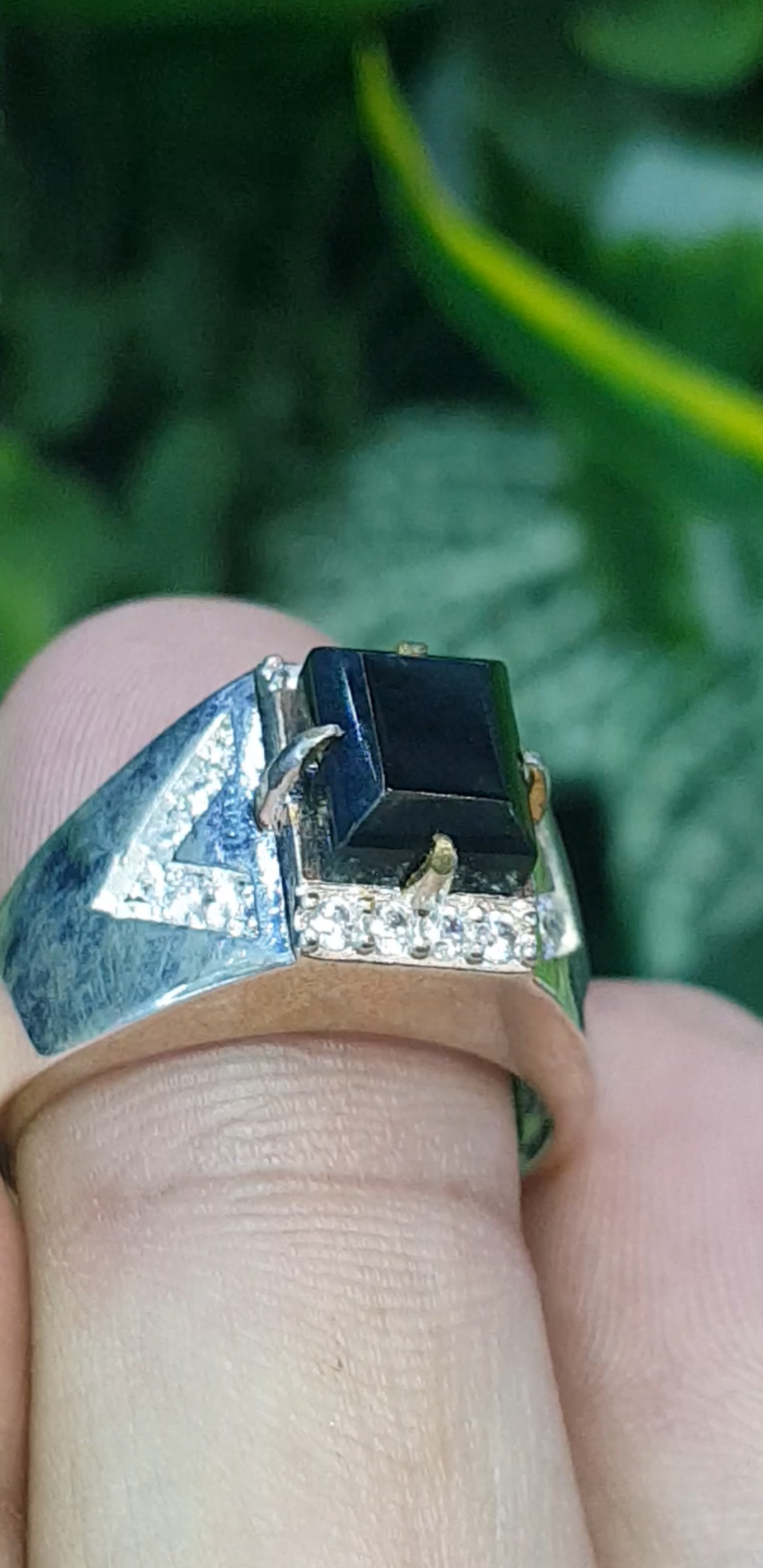 หยก พม่า แท้ Jade แหวนหยก หยกส่องเขียว (ฺBlack jadeite) ดิบ (Size) 58 ไม่ผ่านการปรับปรุง (Type A) พม่า (Myanmar)