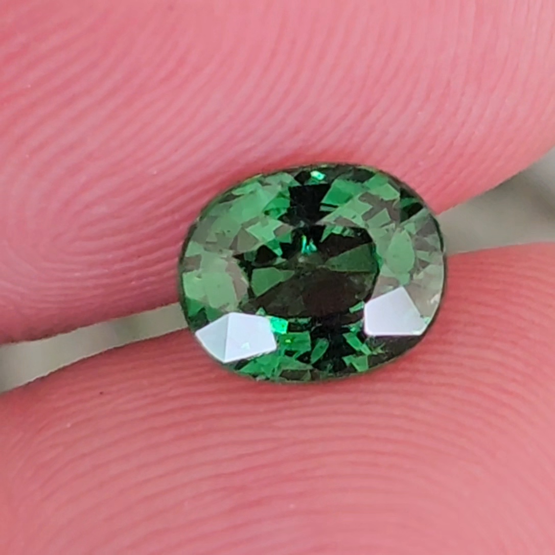 พลอย ซาโวไรท์ Tsavorite Garnet 1.36 กะรัต (Cts.) ดิบ Unheated พร้อมใบเซอร์ อัญมณีมงคลประจําวันเกิด เครื่องประดับพลอย