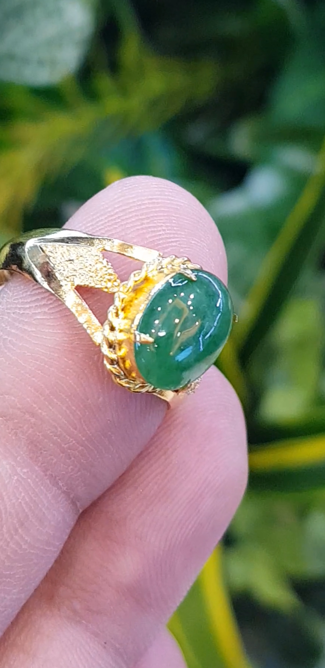 หยก พม่า แท้ Jade แหวนหยก 翡翠戒指 (Jadeite ring) 1.75 กะรัต (Cts.) Size 57 ดิบ ไม่ผ่านการปรับปรุง (Type A) พม่า (Myanmar)