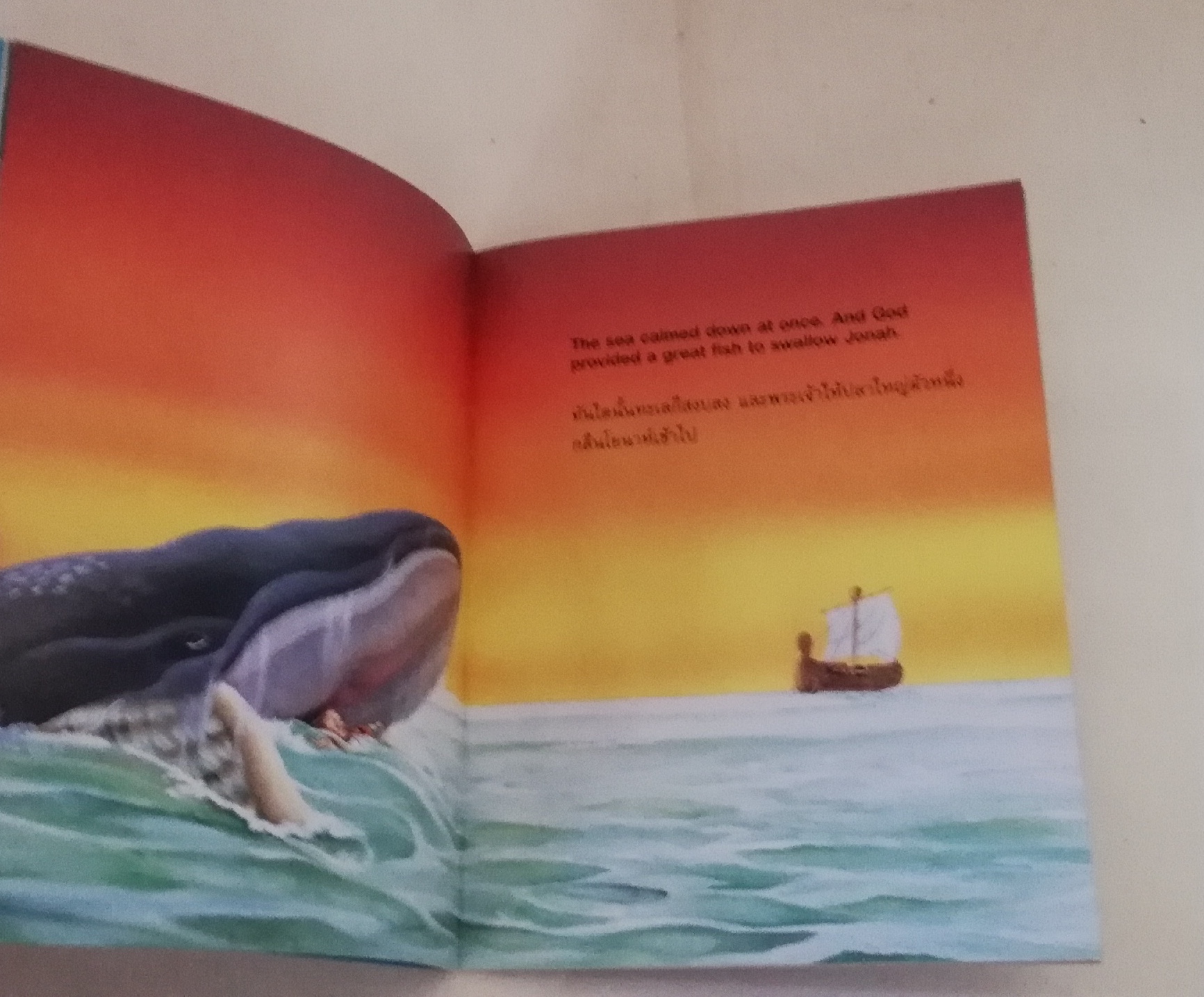 หนังสือนิทานเล่มเล็กภาพสวย 2 ภาษา ขนาด 7 x 5.5 นิ้ว เรื่อง โยนาห์จอมดื้อ, The Messenger inside a fish พระวจนะแห่งปัญญา Words of Wisdom Series โดยสมาคมพระคริสตธรรมฮ่องกง สมาคมพระคริสตธรรมไทย ปี 1987