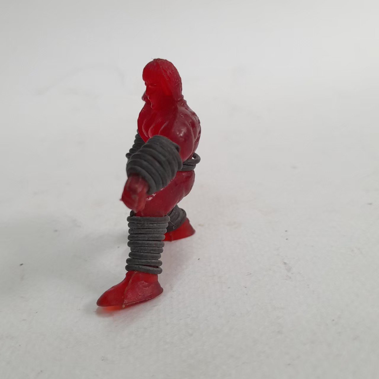 ตุ๊กตุ่นแอ๊นท์ตัวยาง,มีหลายภาพ "ชิน" หมัดดาวใต้ จาก หมัดเทพเจ้าดาวเหนือ ขนาด 2 นิ้ว สีแดงใส พันตะกั่วแบบเดิมๆ ผ่านงานทอยเส้นมาแล้ว มือสองสภาพตามรูป