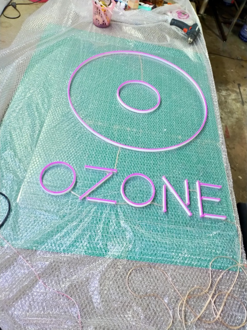 ป้ายไฟนีออน LED อะคริลิคใสรองหลัง