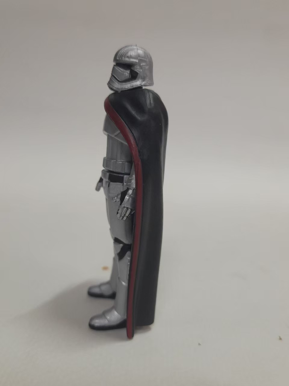 โมเดลฟิกเกอร์เหล็ก ผู้การฟาสม่า จาก star wars ep.7 ขนาดตามรูป มือสองสภาพดี สตาร์วอร์