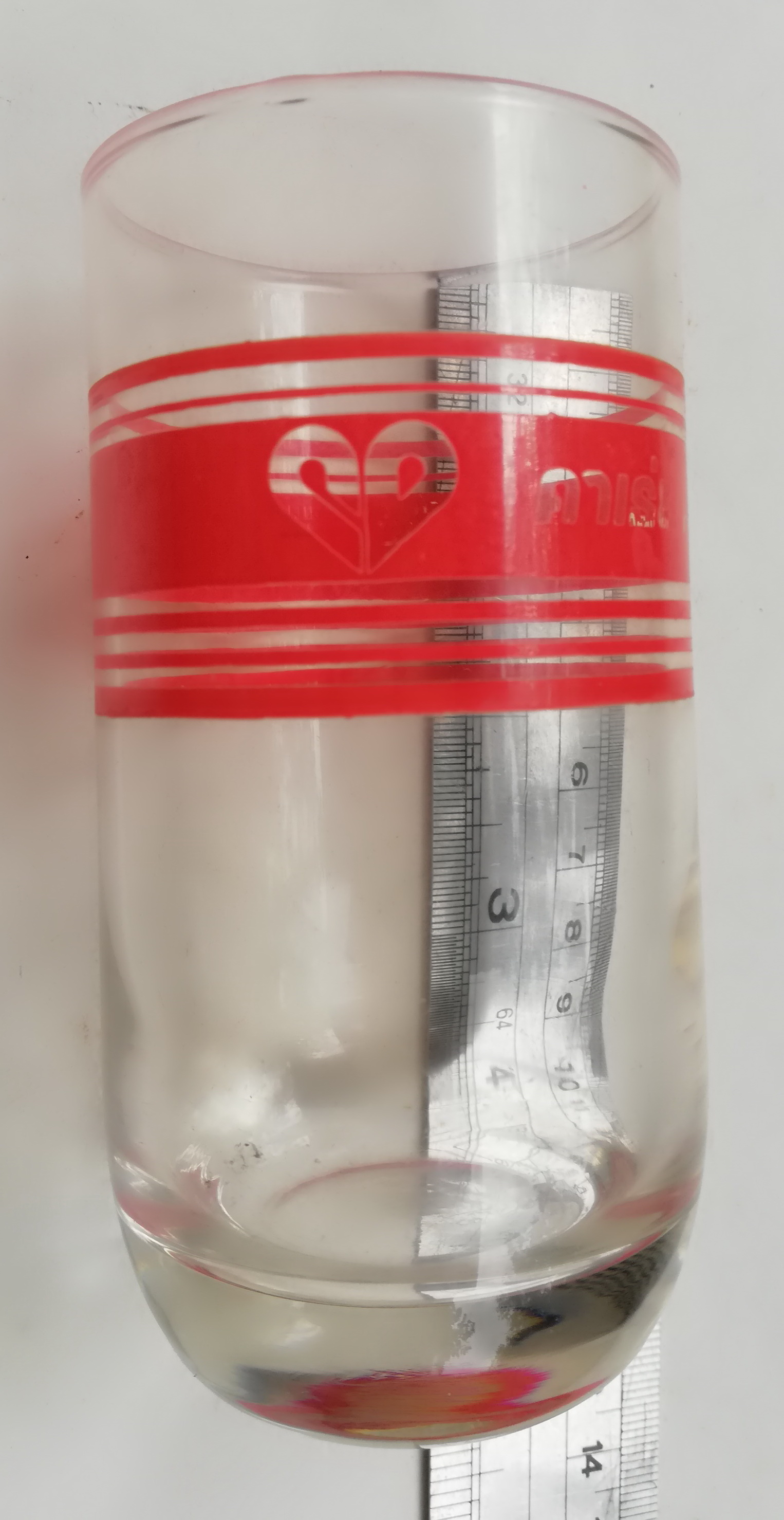 ของเก่าสะสม แก้วน้ำพิมพ์ลายแส้นสีแดง ของห้างคาเธย์ดีพาร์ทเม้นท์สโตร์ เส้นผ่าศุนย์กลางประมาณ 2" ความสูงประมาณ 4.5"