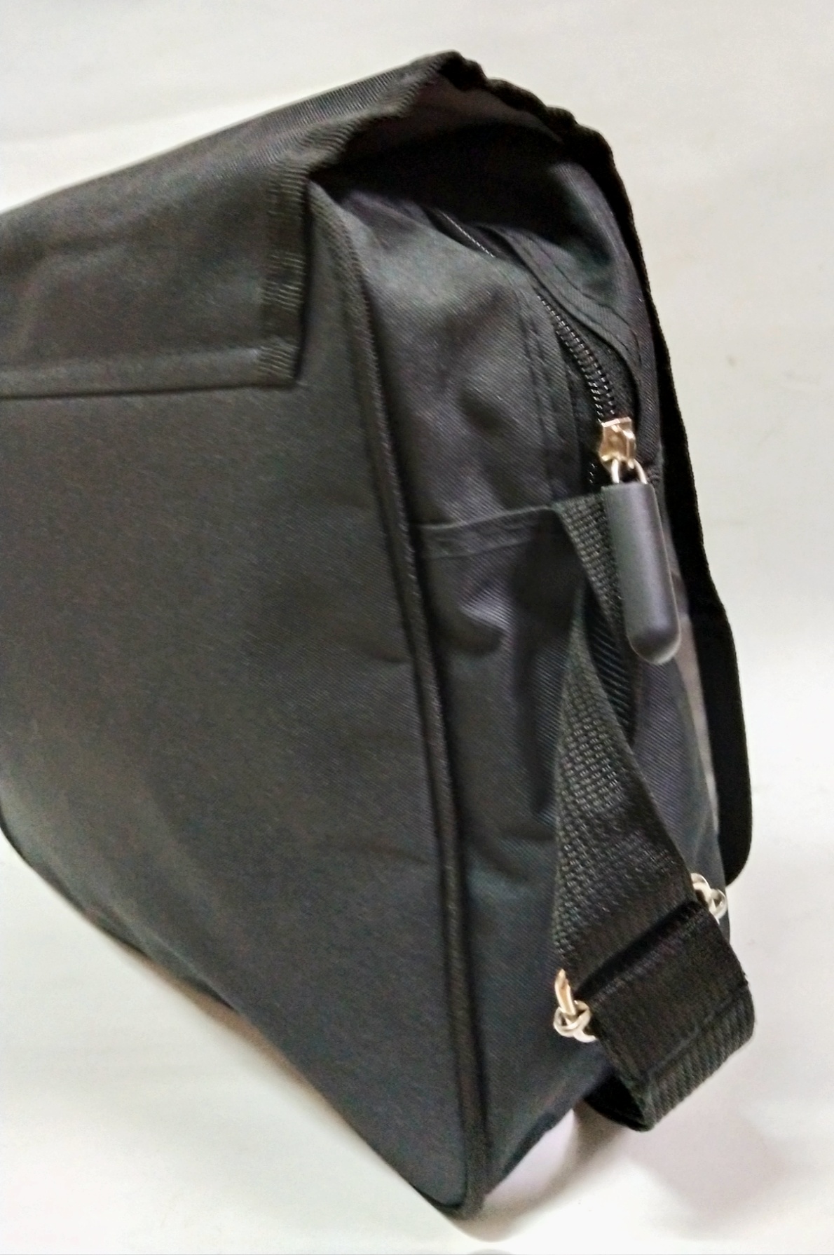 กระเป๋าแบบสะพายข้าง ลาย ร๊อกเก็ต แร็คคูน จากหนังฮีโร่มาเวล การ์เดียนออฟเดอะแกแล็กซี่ Guardian of the Galaxy ,Rocket ขนาด 10"*12 ของแท้ ใหม่มีป้าย