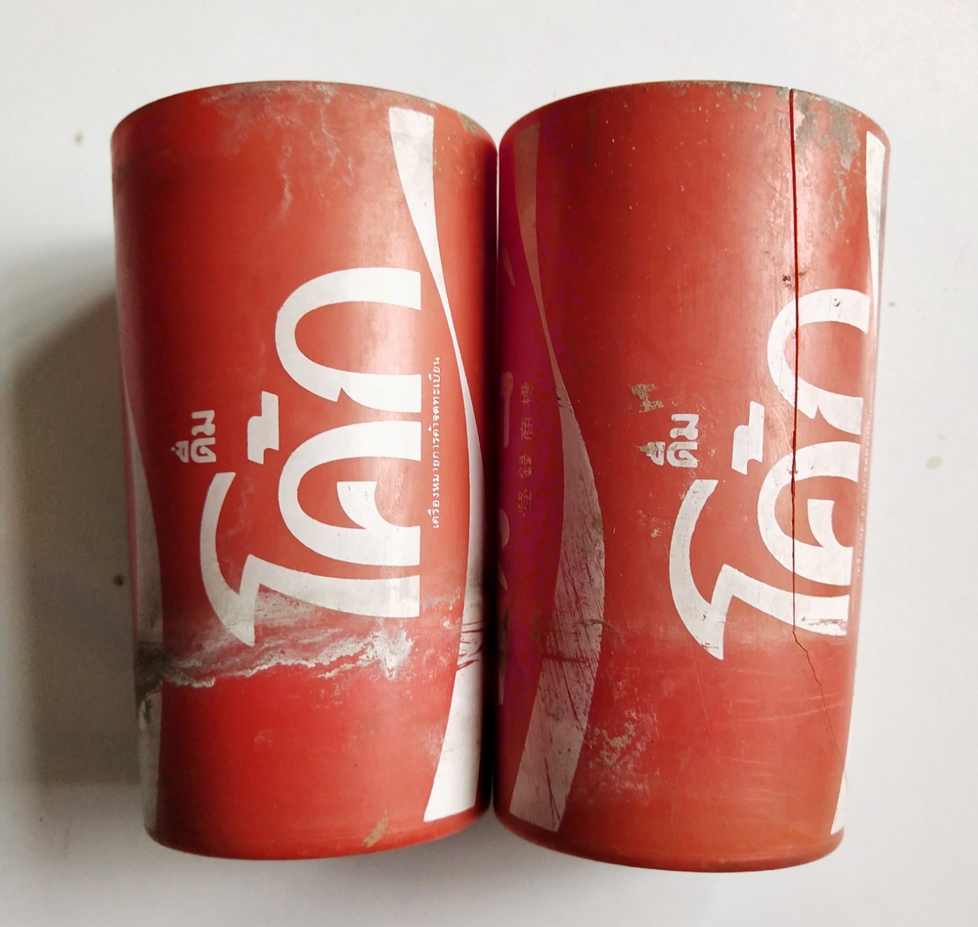 ของสะสมเก่า แก้วพลาสติกสีแดง โค้กCoca Cola Coke ซีรีย์ นานาชาติ จำนวน 2 ใบ **มีตำหนิ และมีรอยแตกตามภาพ