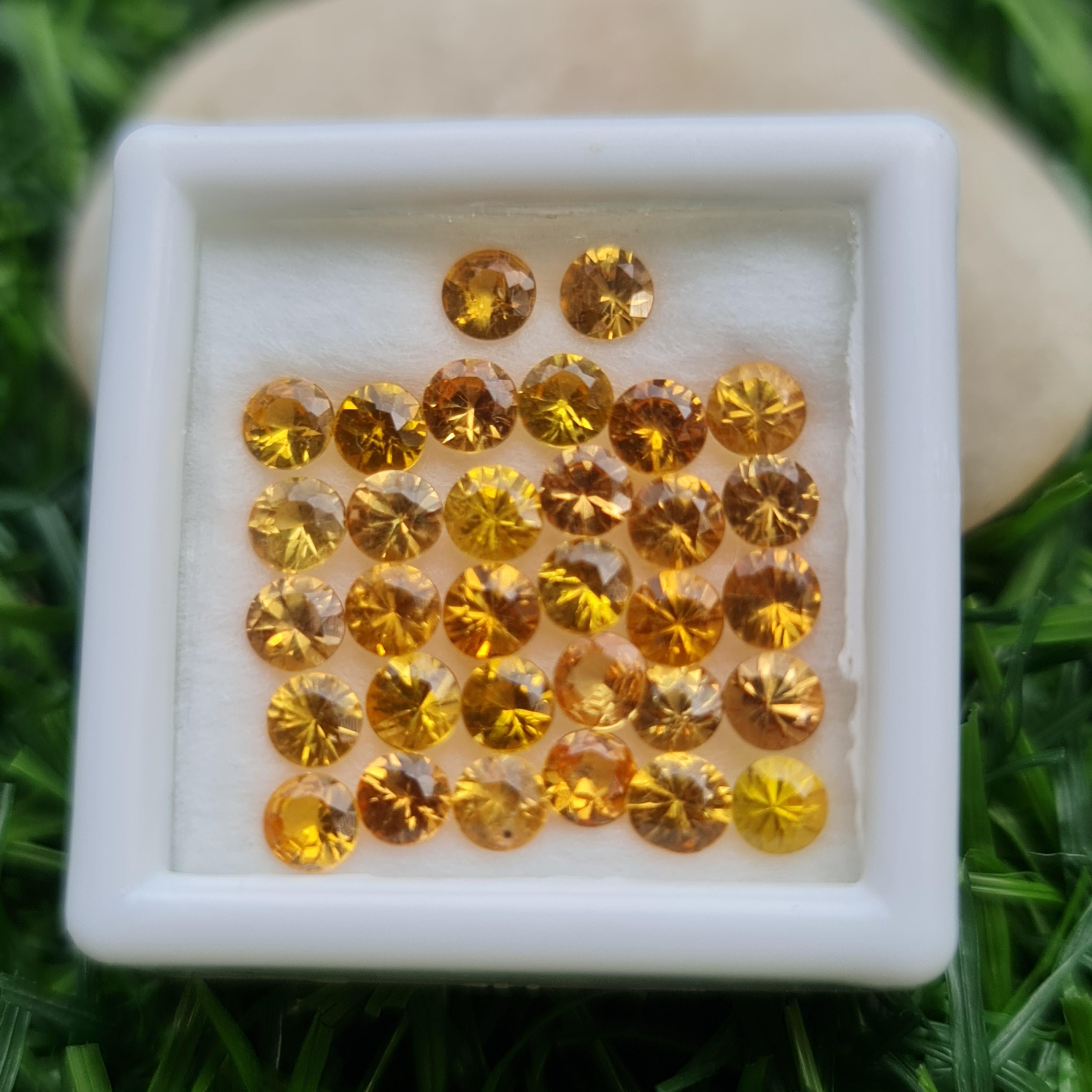 พลอย บุษราคัม yellow sapphire 5.19 กะรัต (Cts.) 32 เม็ด (Pcs.) พลอยแท้ อัญมณีมงคลประจําวันเกิด เครื่องประดับพลอย