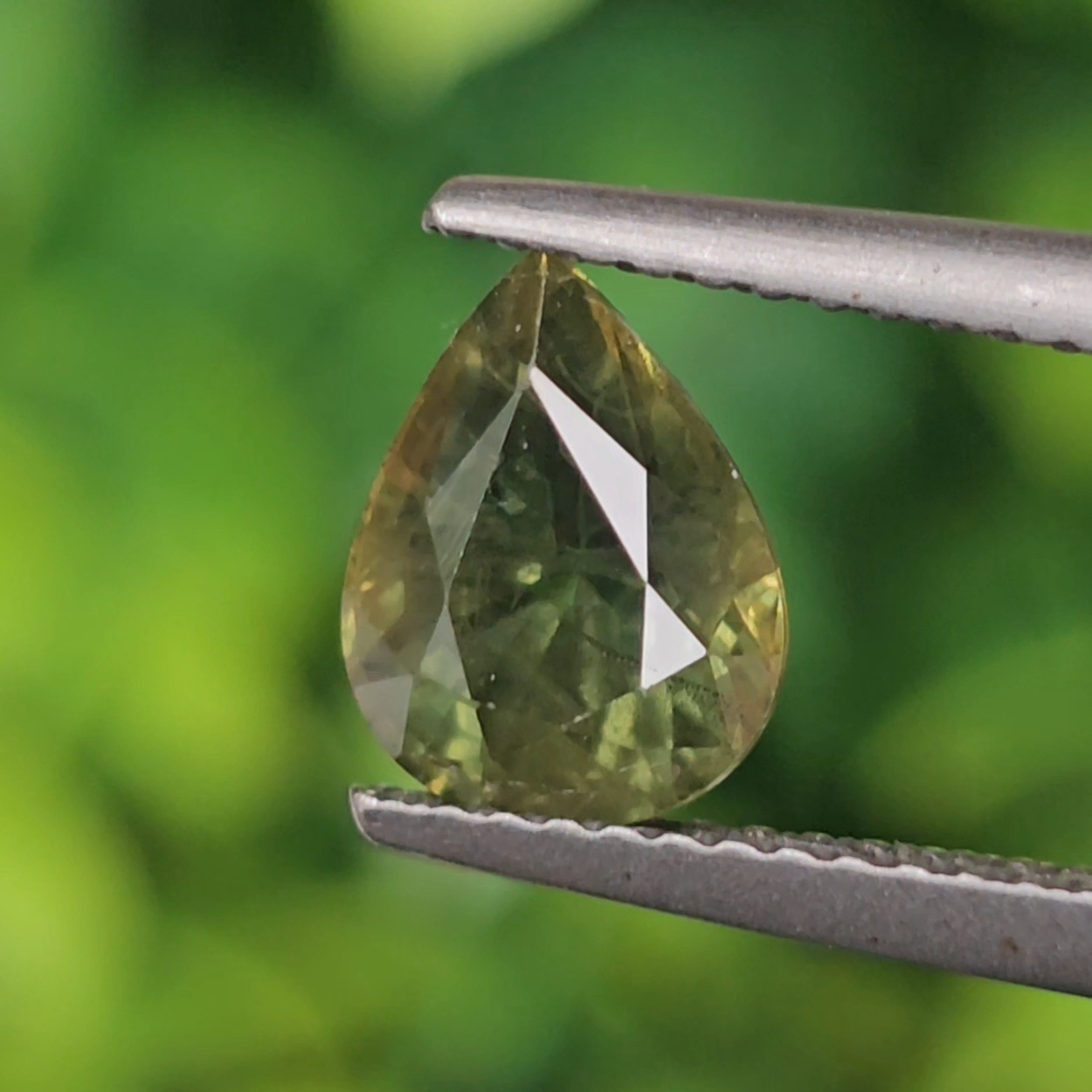 พลอย เขียวส่อง Green Sapphire 2.00 กะรัต (Cts.) พลอยแท้ อัญมณีมงคลประจําวันเกิด เครื่องประดับพลอย