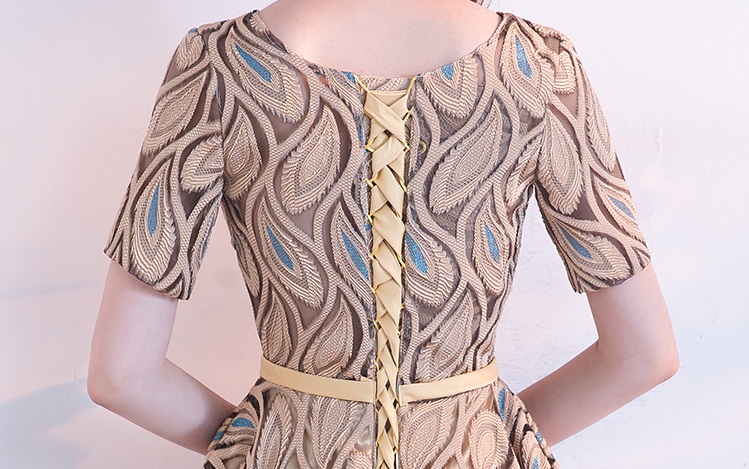 Pre-orderชุดราตรียาวแขนสั้นสีทองปักดิ้นลายขนนกยูงคาดโบว์ที่เอวเชือกผูกหลัง