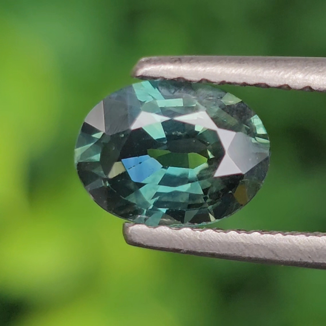 พลอย เขียวส่อง Green Sapphire 1.15 กะรัต (Cts.) พลอยแท้ อัญมณีมงคลประจําวันเกิด เครื่องประดับพลอย