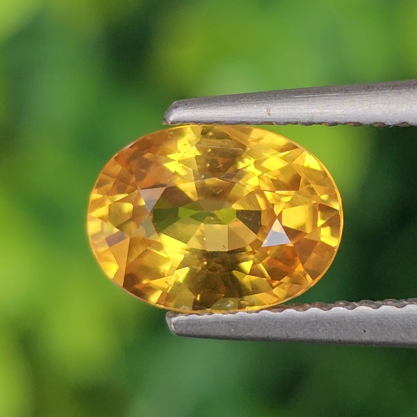 พลอย บุษราคัม yellow sapphire 2.33 กะรัต (Cts.) พลอยแท้ อัญมณีมงคลประจําวันเกิด เครื่องประดับพลอย