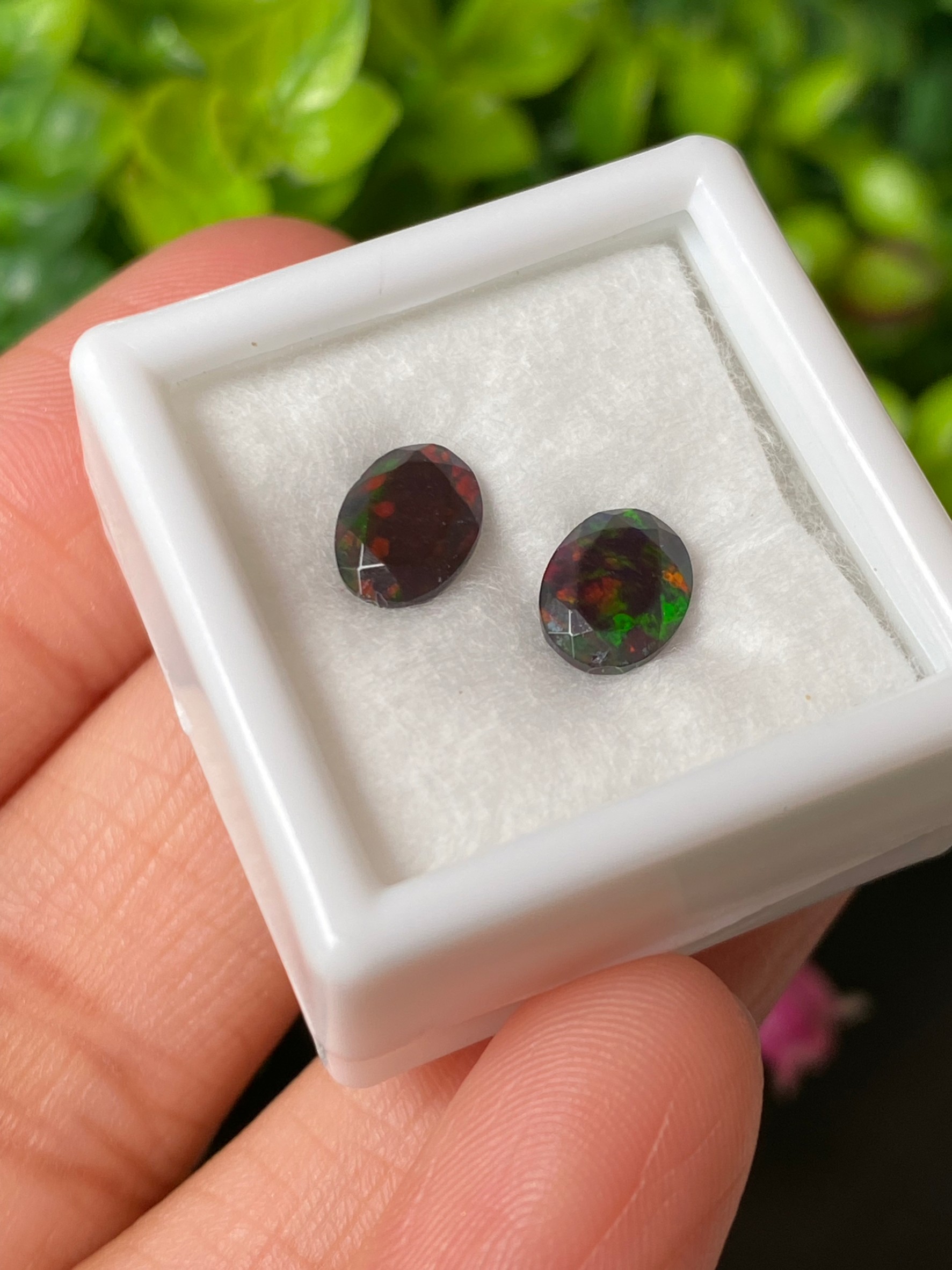 พลอย แบล็ก โอปอล Black Opal 1.22 กะรัต (Cts.) 2 เม็ด (Pcs.) พลอยแท้ อัญมณีมงคลประจําวันเกิด เครื่องประดับพลอย