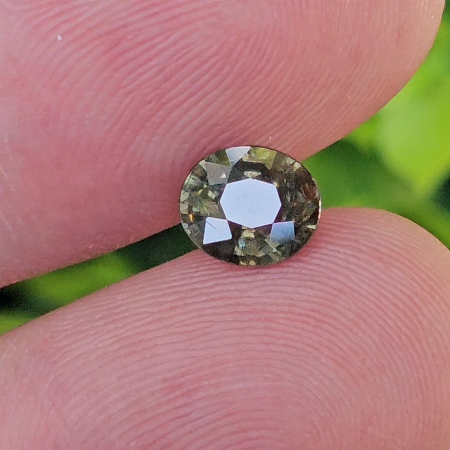 พลอย เขียวส่อง Green Sapphire 1.13 กะรัต (Cts.) ดิบ Unheated พลอยแท้ อัญมณีมงคลประจําวันเกิด เครื่องประดับพลอย