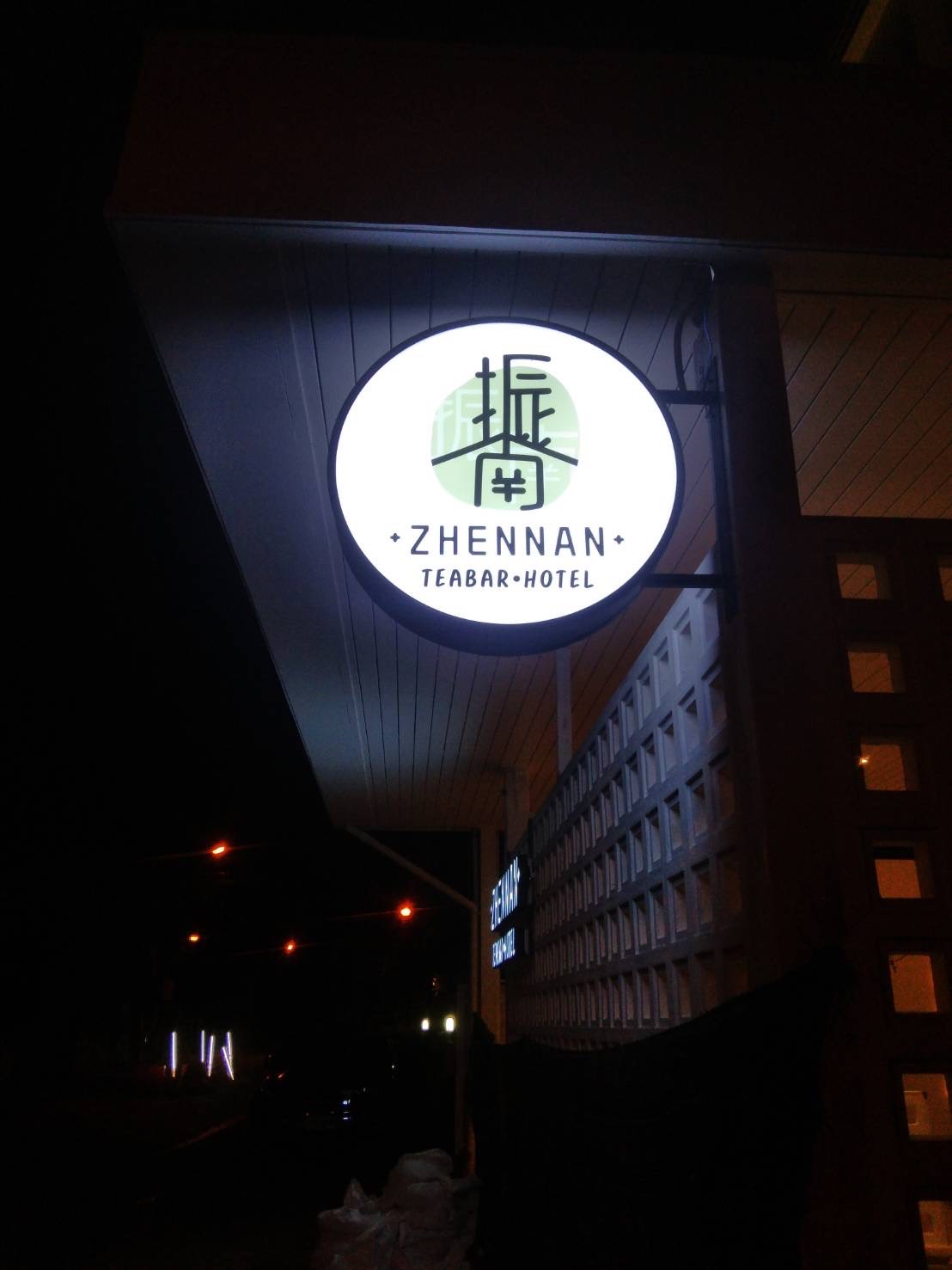 งานผลิตติดตั้ง ป้ายอักษรไฟออกหน้า กล่องไฟซิงค์ อักษรซิงค์ยกขอบไฟออกหลัง ป้ายเชียงใหม่