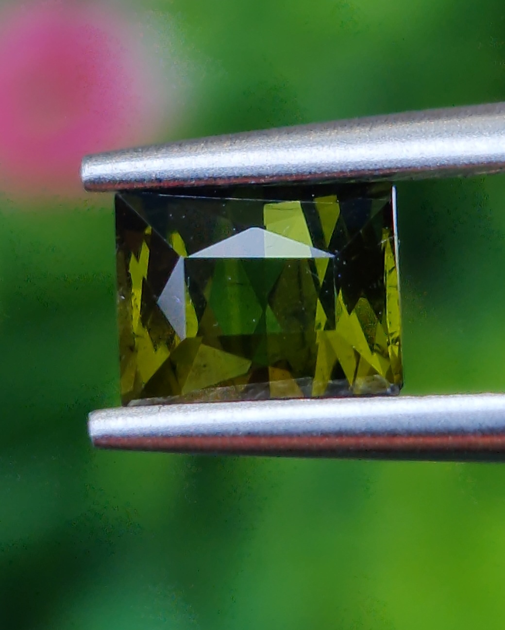 พลอย กรีน ทัวร์มารีน (Green Tourmaline) 0.98 กะรัต (Cts.) อัญมณีมงคลประจําวันเกิด เครื่องประดับพลอย