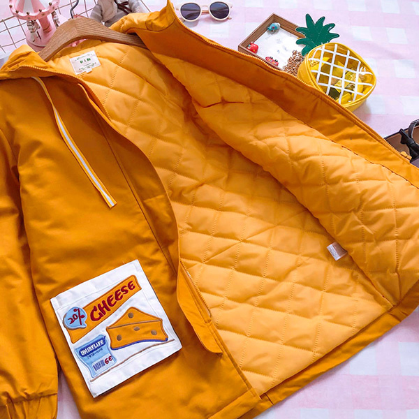 เสื้อโค้ทกันหนาวสีเหลือง มีฮู้ด แต่งกระเป๋าปักลายชีสน่ารัก (12365LM)