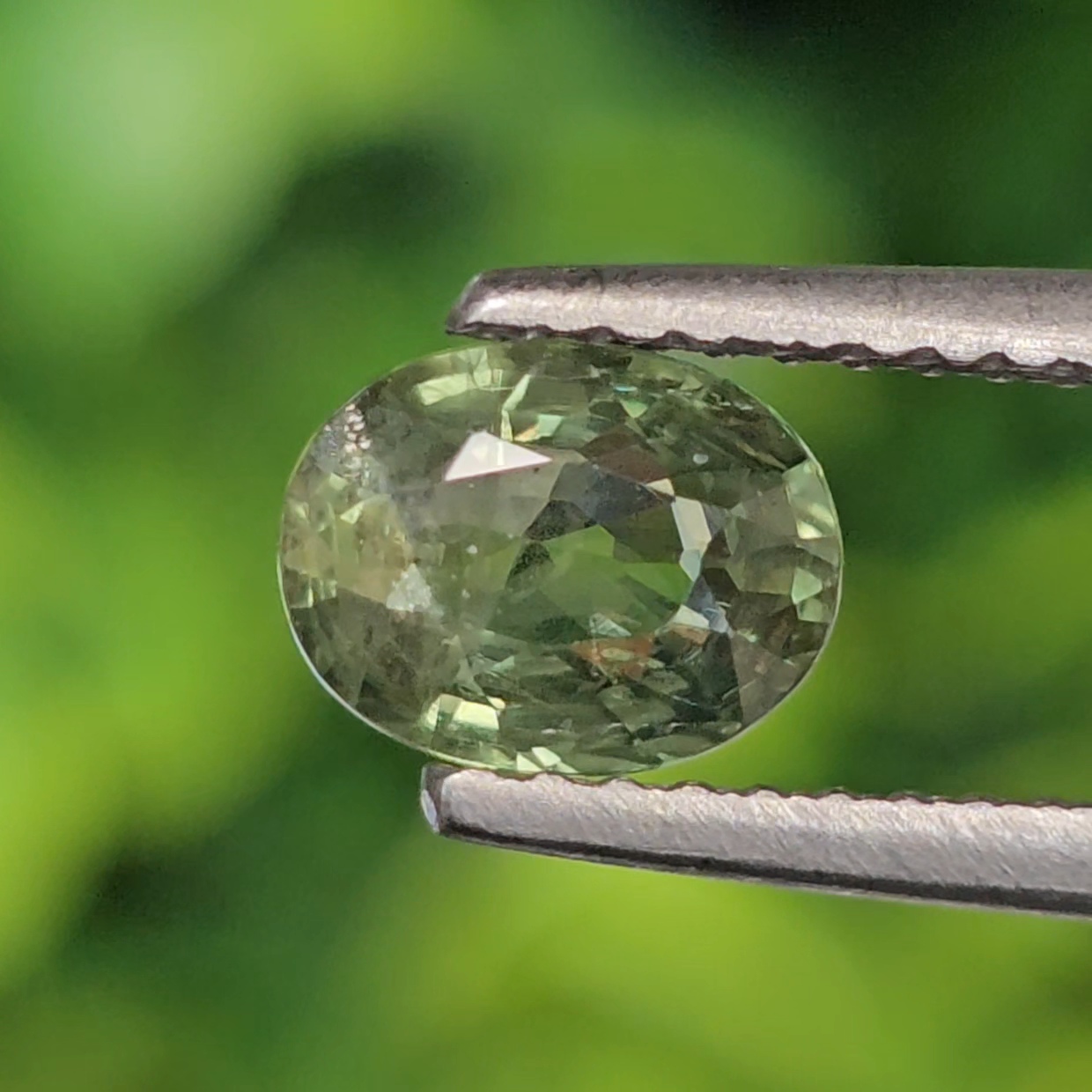 พลอย เขียวส่อง Green Sapphire 1.06 กะรัต (Cts.) พลอยแท้ อัญมณีมงคลประจําวันเกิด เครื่องประดับพลอย