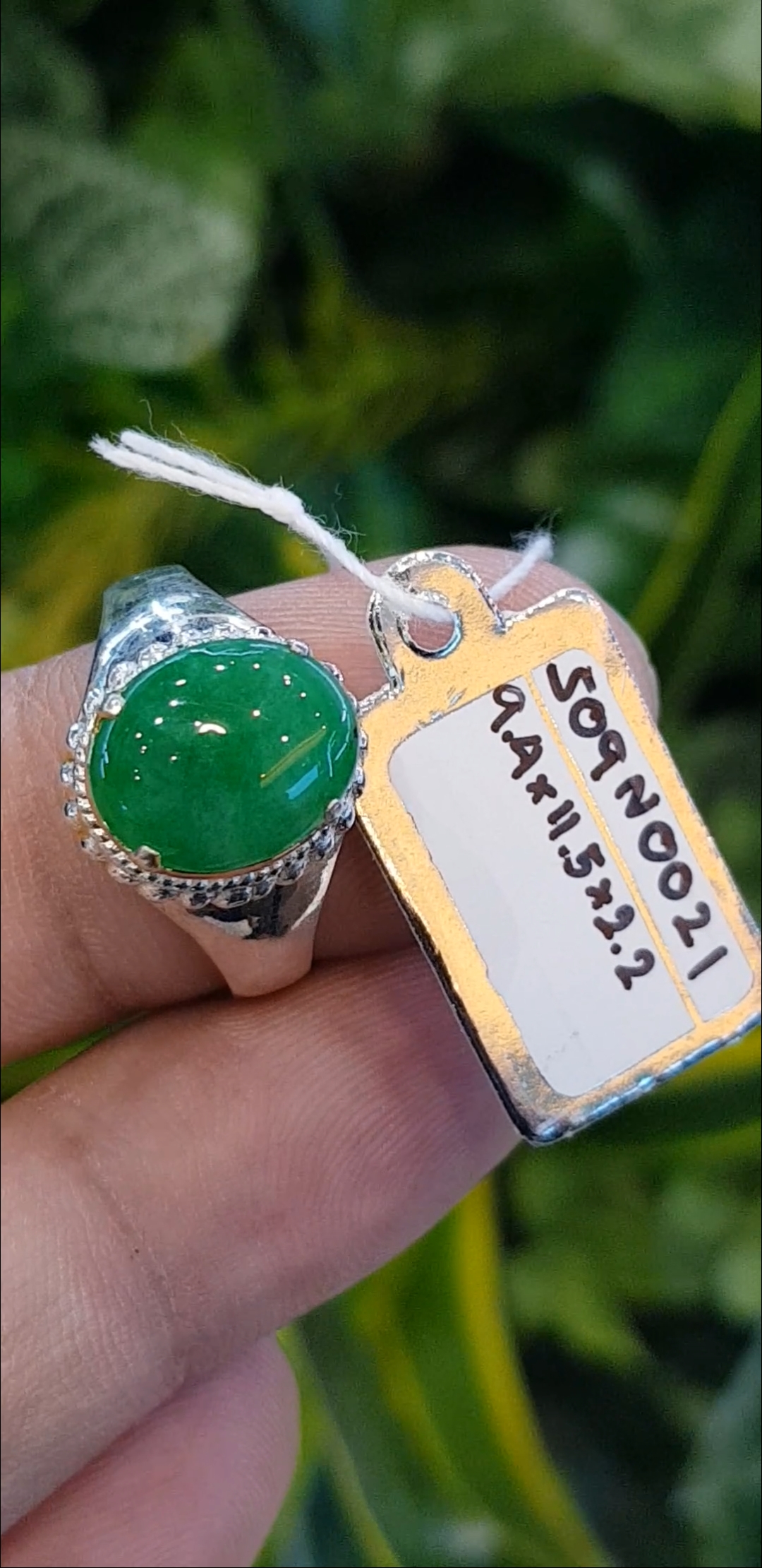 หยก พม่า แท้ Jade แหวนหยก 翡翠戒指 (Jadeite ring) 1.93 กะรัต (Cts.) (Size) 59ดิบ ไม่ผ่านการปรับปรุง (Type A) พม่า (Myanmar)