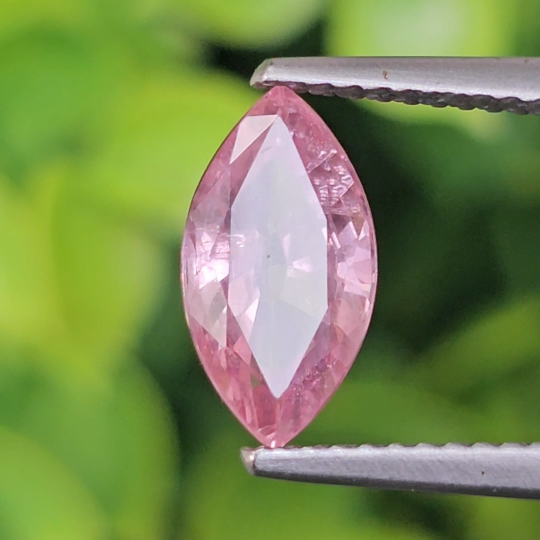 พลอย พัดพารัดชา Padparadscha Sapphire 2.45 กะรัต (Cts.) พร้อมใบเซอร์ พลอยแท้ อัญมณีมงคลประจําวันเกิด เครื่องประดับพลอย สำเนา สำเนา