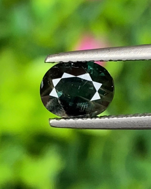 พลอย เขียวส่อง Green Sapphire 1.39 กะรัต (Cts.) ดิบ Unheated พลอยแท้ อัญมณีมงคลประจําวันเกิด เครื่องประดับพลอย