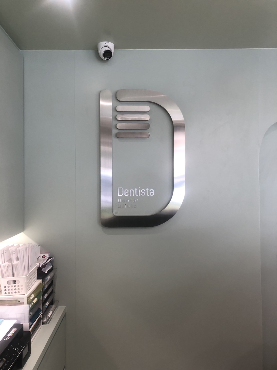 อักษรเเสตนเลสสีเงินแฮร์ไลน์ '' D ''