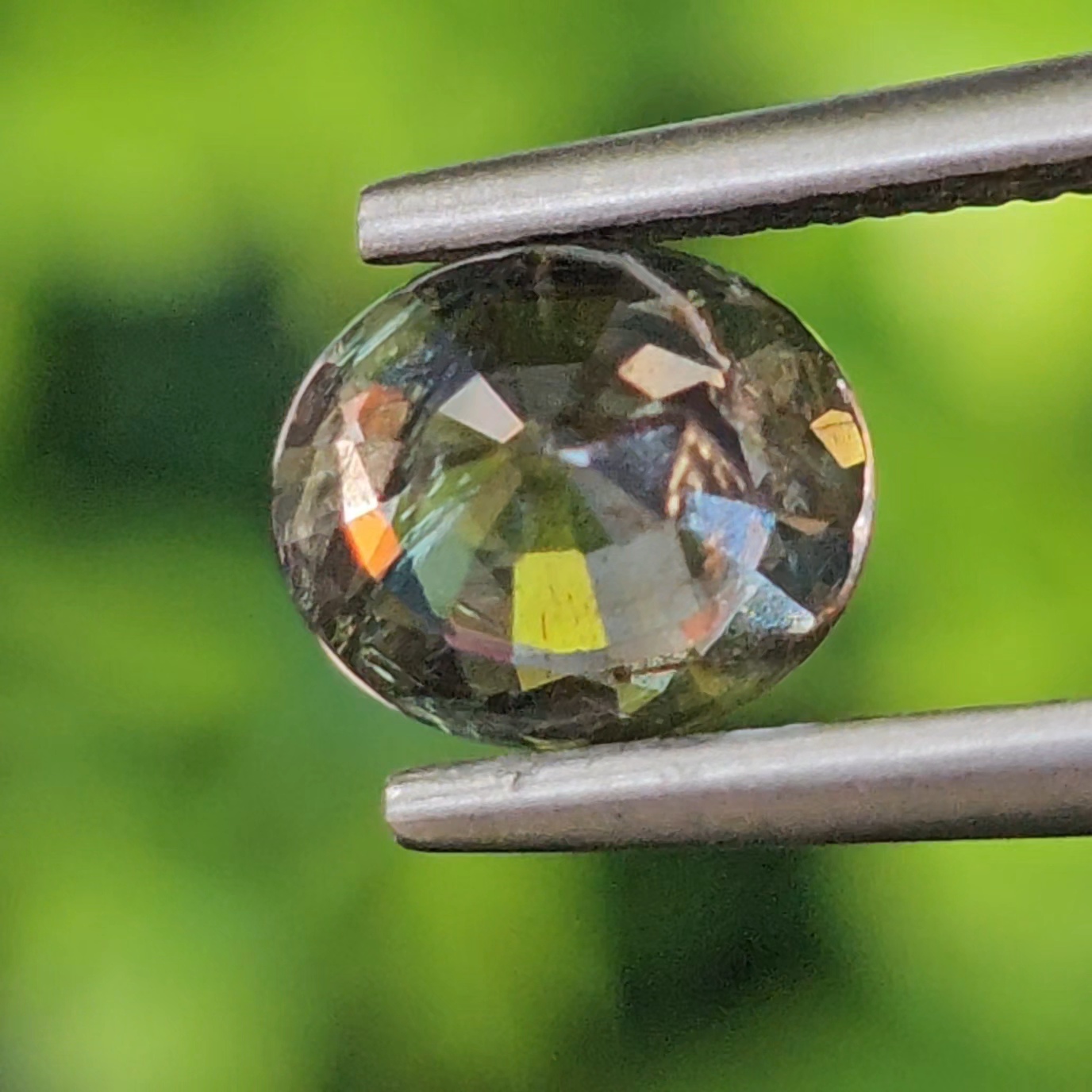 พลอย เขียวส่อง Green Sapphire 1.13 กะรัต (Cts.) ดิบ Unheated พลอยแท้ อัญมณีมงคลประจําวันเกิด เครื่องประดับพลอย