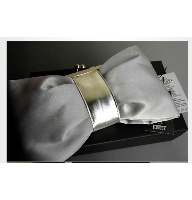 พร้อมส่ง Evening Clutch กระเป๋าออกงาน สีเงิน light silver รูปโบว์ เรียบหรู