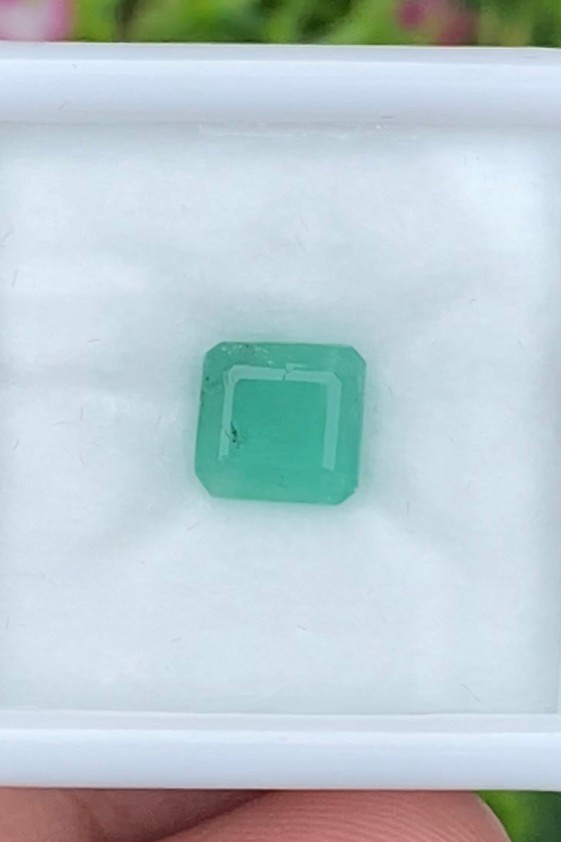 พลอย มรกต Natural Emerald แซมเบีย 1.35 กะรัต (Cts.) พลอยแท้ อัญมณีมงคลประจําวันเกิด เครื่องประดับพลอย