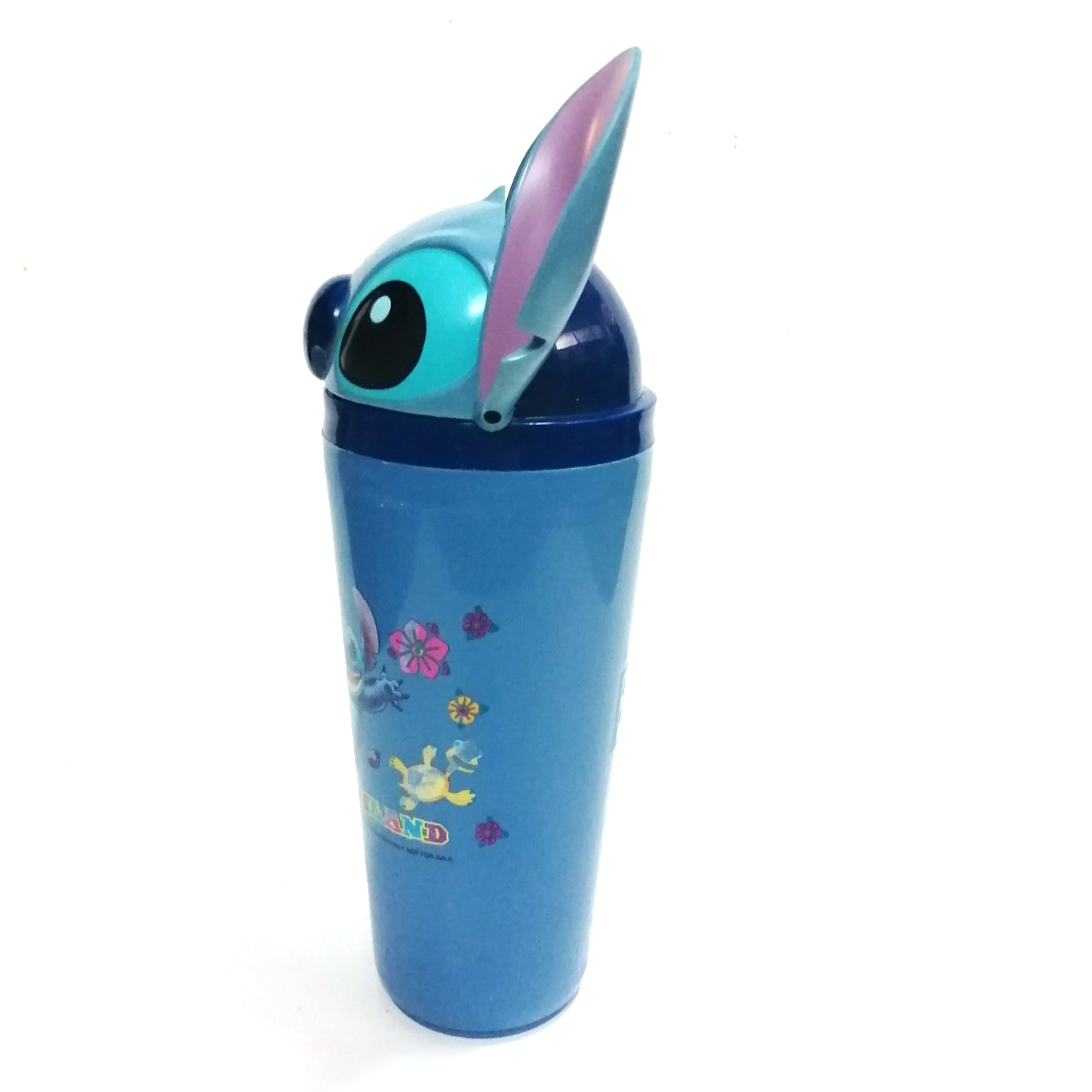 ของสะสมสติ๊ชสีน้ำเงิน เป็นฝาแก้วน้ำพลาสติกสีน้ำเงิน ลายสติซ จาก Lelo and Stitch งานสะสมเก่าจากเซเว่นอีเลฟเว่น ***ลายที่ตัวแก้วมีรอยสีลอกบ้าง