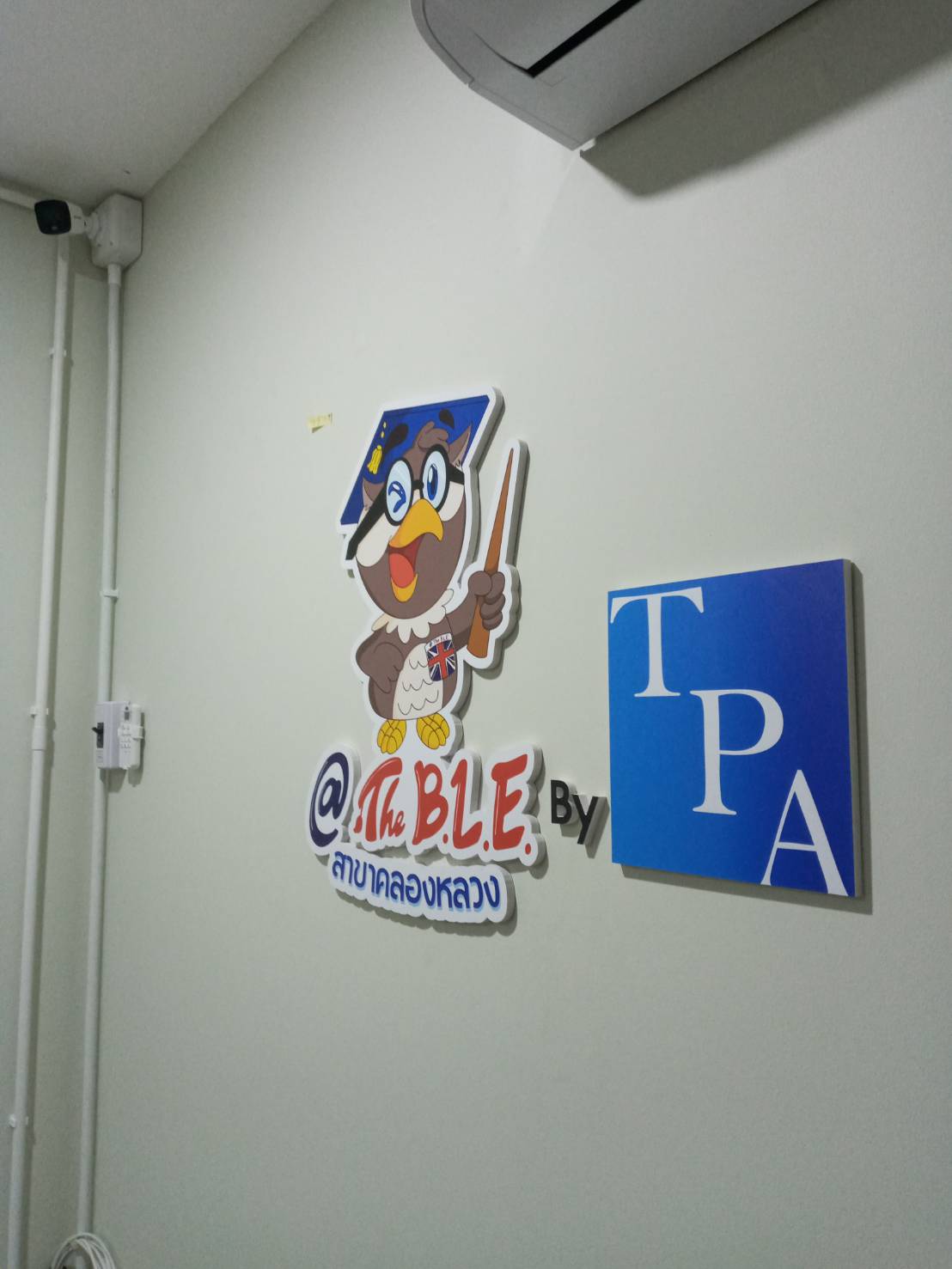 ป้ายพลาสวูดติดสติกเกอร์ '' @The B.L.E by TPA ''