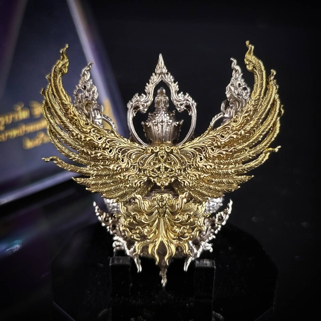พญาครุฑจิตรสุบรรณ เนื้อเงินยวง ปีกทอง พิมพ์ใหญ่ ขนาดความสูง 3.5 เซนติเมตร