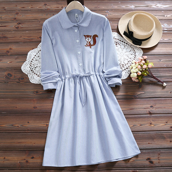 เดรสเชิ้ตแขนยาว เอวผูกจั๊ม แต่งปักลายกระรอก (12295LM)