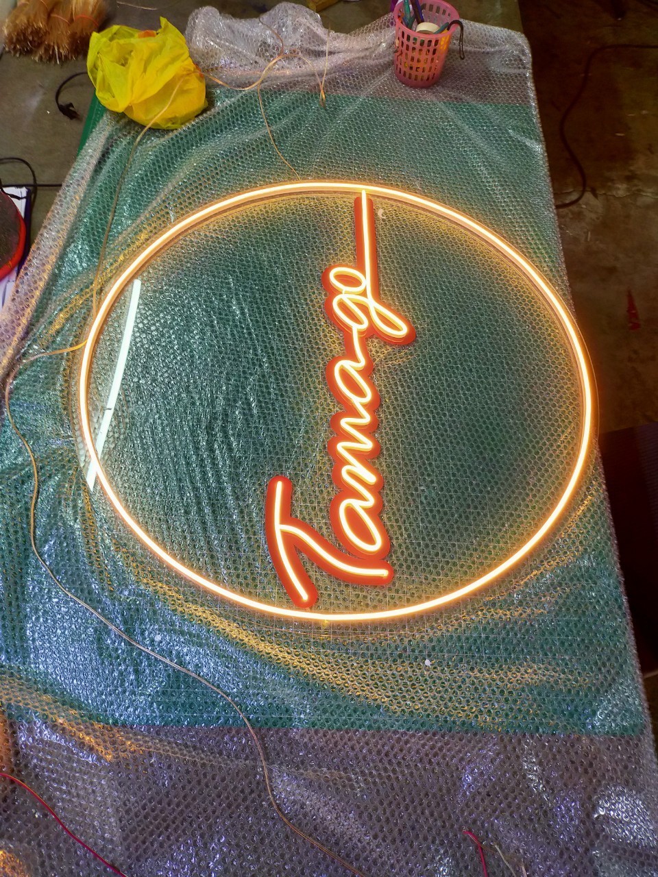 ป้ายไฟนีออน LED อะคริลิคแดงรองงตัวหนังสสือ อะคริลิคใสรองหลัง